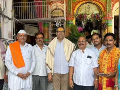 Congress' Ashish Dua seeks blessings at 400-year-old temple in Nagpur | Congress' Ashish Dua seeks blessings at 400-year-old temple in Nagpur