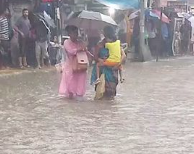 Heavy rains intensify in Kalyan-Dombivli leading to flooded roads | Heavy rains intensify in Kalyan-Dombivli leading to flooded roads