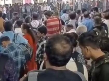 Thane railway station overcrowded as heavy rains slow down local trains | Thane railway station overcrowded as heavy rains slow down local trains