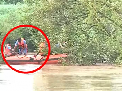 Kolhapur: Youth stuck on tree for 12 hours after attempted suicide in Warana river | Kolhapur: Youth stuck on tree for 12 hours after attempted suicide in Warana river Kolhapur: Youth stuck on tree for 12 hours after attempted suicide in Warana river | Kolhapur: Youth stuck on tree for 12 hours after attempted suicide in Warana river