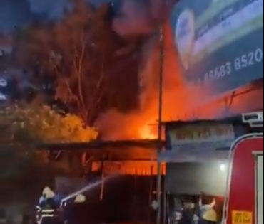 Pune: Massive fire engulfs garage and scrap dealer shop in Kondhwa | Pune: Massive fire engulfs garage and scrap dealer shop in Kondhwa