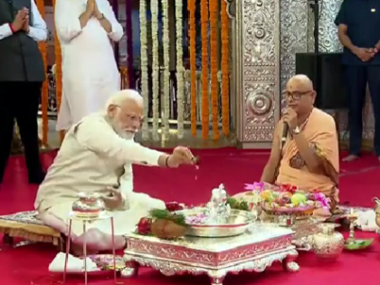 PM Narendra Modi offers prayers at Shreemant Dagdusheth Halwai temple in Pune | PM Narendra Modi offers prayers at Shreemant Dagdusheth Halwai temple in Pune PM Narendra Modi offers prayers at Shreemant Dagdusheth Halwai temple in Pune | PM Narendra Modi offers prayers at Shreemant Dagdusheth Halwai temple in Pune