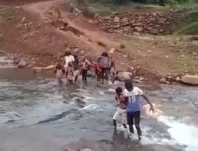Watch: Children wade through river to reach school in Pune's Ghisar village | Watch: Children wade through river to reach school in Pune's Ghisar village Watch: Children wade through river to reach school in Pune's Ghisar village | Watch: Children wade through river to reach school in Pune's Ghisar village