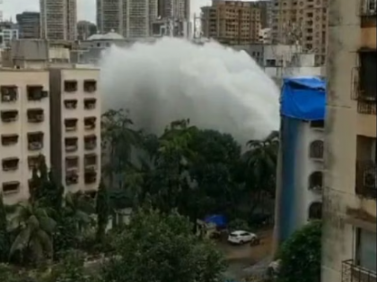 Watch: Water pipeline burst near Infinity Mall in Andheri causes torrential flooding | Watch: Water pipeline burst near Infinity Mall in Andheri causes torrential flooding