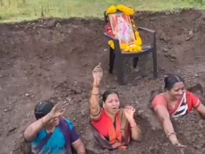 Maratha quota protest in Beed: Women stage half-buried protest | Maratha quota protest in Beed: Women stage half-buried protest Maratha quota protest in Beed: Women stage half-buried protest | Maratha quota protest in Beed: Women stage half-buried protest