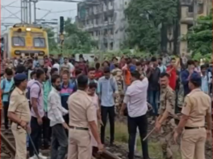 Thane: Commuter protest against train detention delays suburban traffic for 45 minutes | Thane: Commuter protest against train detention delays suburban traffic for 45 minutes