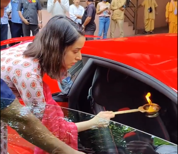 Shraddha Kapoor drives her new Rs 4 core Lamborghini to Iskcon temple for puja | Shraddha Kapoor drives her new Rs 4 core Lamborghini to Iskcon temple for puja