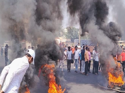 Maratha reservation protest: 500 booked in Pune for blocking national highway and burning tyres | Maratha reservation protest: 500 booked in Pune for blocking national highway and burning tyres