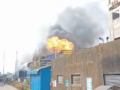 Massive fire breaks out at MIDC industrial unit in Raigad | Massive fire breaks out at MIDC industrial unit in Raigad