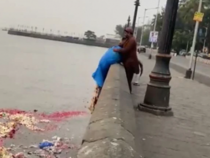 BMC Imposes Rs 10,000 fine on offender caught dumping waste in sea at Gateway of India | BMC Imposes Rs 10,000 fine on offender caught dumping waste in sea at Gateway of India BMC Imposes Rs 10,000 fine on offender caught dumping waste in sea at Gateway of India | BMC Imposes Rs 10,000 fine on offender caught dumping waste in sea at Gateway of India
