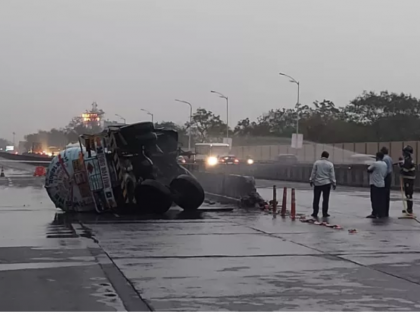 Tanker carrying ethylene oxide overturns on Pune-Ahmednagar highway | Tanker carrying ethylene oxide overturns on Pune-Ahmednagar highway