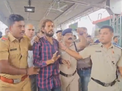 Mentally unstable man halts train service at Nandurbar railway station for two hours | Mentally unstable man halts train service at Nandurbar railway station for two hours