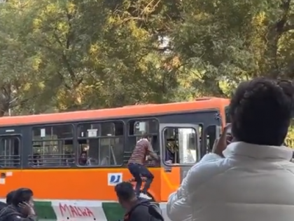 DTC bus driver stops bus on busy road for 'Chai,' Video Goes Viral | DTC bus driver stops bus on busy road for 'Chai,' Video Goes Viral