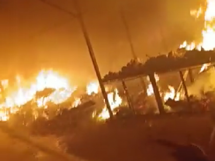 Pune: Massive fire breaks out at Hadapsar's vegetable market at midnight | Pune: Massive fire breaks out at Hadapsar's vegetable market at midnight