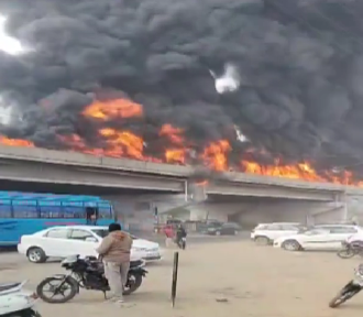Watch: Massive Fire Breaks Out on Khanna Flyover in Ludhiana After Oil Tanker Hits Divider | Watch: Massive Fire Breaks Out on Khanna Flyover in Ludhiana After Oil Tanker Hits Divider