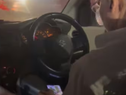 Uber Driver Watches Videos on Phone While Driving; Company and Mumbai Police React | Uber Driver Watches Videos on Phone While Driving; Company and Mumbai Police React