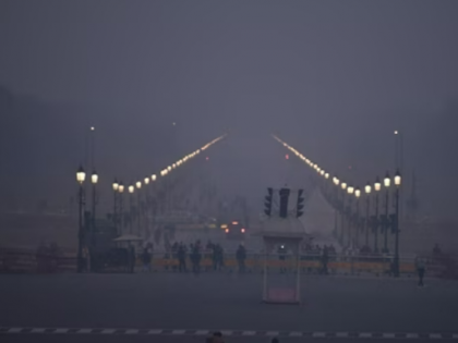 Delhi Shivers as Temperature Dips to 4 degrees Celsius, Dense Fog Delays Flights | Delhi Shivers as Temperature Dips to 4 degrees Celsius, Dense Fog Delays Flights