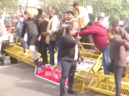 AAP, BJP Face-Off in Delhi: Over 200 Party Workers Detained by Police After Protest Escalates | AAP, BJP Face-Off in Delhi: Over 200 Party Workers Detained by Police After Protest Escalates