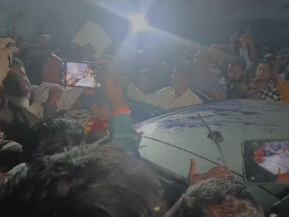 BJP Protest Turns Violent in Pune, Senior Journalist Nikhil Wagle's Car Vandalised by ABVP Activists | BJP Protest Turns Violent in Pune, Senior Journalist Nikhil Wagle's Car Vandalised by ABVP Activists