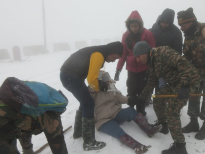 Indian Army Rescues Over 500 Stranded Tourists From Sikkim's Nathula Amidst Heavy Snowfall (Watch Video) | Indian Army Rescues Over 500 Stranded Tourists From Sikkim's Nathula Amidst Heavy Snowfall (Watch Video)