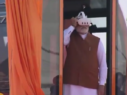 PM Modi Uses Virtual Reality Headset to Inspect Kashi Ropeway in Varanasi, Watch Video | PM Modi Uses Virtual Reality Headset to Inspect Kashi Ropeway in Varanasi, Watch Video