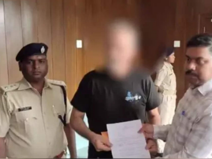 Spanish Woman Gang-Raped in Jharkhand: Police Hands Over Rs 10 Lakh Compensation to Victim’s Husband (Watch Video) | Spanish Woman Gang-Raped in Jharkhand: Police Hands Over Rs 10 Lakh Compensation to Victim’s Husband (Watch Video)
