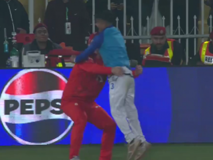 PSL 2024: Colin Munro Gives Heartwarming Hug to Ball Boy as He Takes Sensational Diving Catch Over the Fence (Watch Video) | PSL 2024: Colin Munro Gives Heartwarming Hug to Ball Boy as He Takes Sensational Diving Catch Over the Fence (Watch Video)
