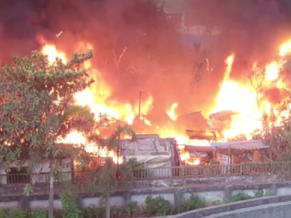 Thane Fire: Massive Blaze Erupts in Scrap Yard in Kharegaon Kalwa; Watch Video | Thane Fire: Massive Blaze Erupts in Scrap Yard in Kharegaon Kalwa; Watch Video