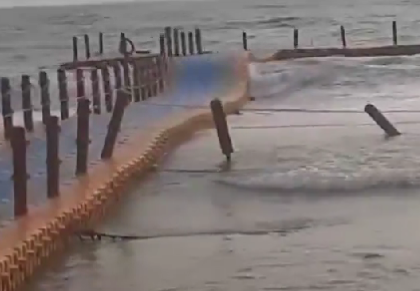 Several People Fall Into Sea as Railing of Floating Bridge Collapses in Kerala's Varkala (Watch Video) | Several People Fall Into Sea as Railing of Floating Bridge Collapses in Kerala's Varkala (Watch Video)