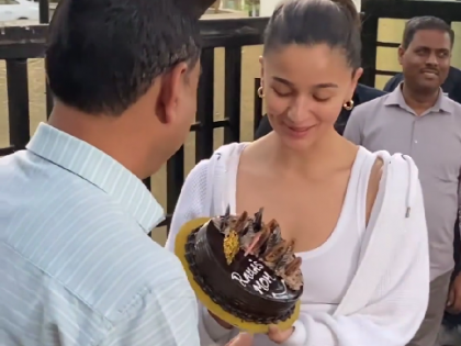 Alia Bhatt Celebrates 31st Birthday with Paparazzi, Cuts Cake Outside Her Mumbai Home; Watch Video | Alia Bhatt Celebrates 31st Birthday with Paparazzi, Cuts Cake Outside Her Mumbai Home; Watch Video