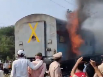 Massive Fire Engulfs Two Bogies of Godan Express at Nashik Road Railway Station (Watch Video) | Massive Fire Engulfs Two Bogies of Godan Express at Nashik Road Railway Station (Watch Video)