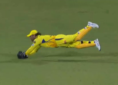 Vintage MSD: Ex-Captain MS Dhoni Takes Flying Catch to Dismiss Vijay Shankar in CSK vs GT Match (Watch Video) | Vintage MSD: Ex-Captain MS Dhoni Takes Flying Catch to Dismiss Vijay Shankar in CSK vs GT Match (Watch Video)