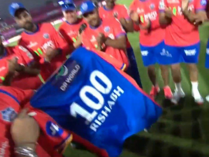 RR vs DC: Rishabh Pant Receives Special Jersey on His 100th IPL Appearance for Delhi Capitals (Watch Video) | RR vs DC: Rishabh Pant Receives Special Jersey on His 100th IPL Appearance for Delhi Capitals (Watch Video)
