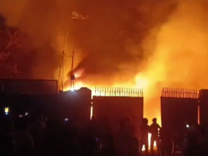Jharkhand: Massive Fire Breaks Out in Tyre Warehouse at Lal Baba Tube Company Premises in Jamshedpur (Watch Video) | Jharkhand: Massive Fire Breaks Out in Tyre Warehouse at Lal Baba Tube Company Premises in Jamshedpur (Watch Video)