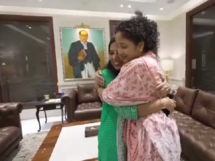 Ex-Jharkhand CM Hemant Soren's Wife Kalpana Soren Meets Sunita Kejriwal in Delhi (Watch Video) | Ex-Jharkhand CM Hemant Soren's Wife Kalpana Soren Meets Sunita Kejriwal in Delhi (Watch Video)