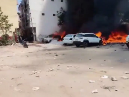 Haryana: Fire Breaks Out in Parked Vehicles in Gurugram's Sector 12 (Watch Video) | Haryana: Fire Breaks Out in Parked Vehicles in Gurugram's Sector 12 (Watch Video)