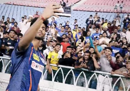WATCH: Mayank Yadav Clicks Selfies with Fans After LSG vs GT Match, Heartwarming Video Goes Viral | WATCH: Mayank Yadav Clicks Selfies with Fans After LSG vs GT Match, Heartwarming Video Goes Viral