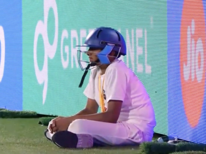 IPL 2024: Sunrisers Hyderabad's Six-Hitting Spree Forced Ball Boy to Wear Helmet During DC vs SRH Match (See Pic) | IPL 2024: Sunrisers Hyderabad's Six-Hitting Spree Forced Ball Boy to Wear Helmet During DC vs SRH Match (See Pic)