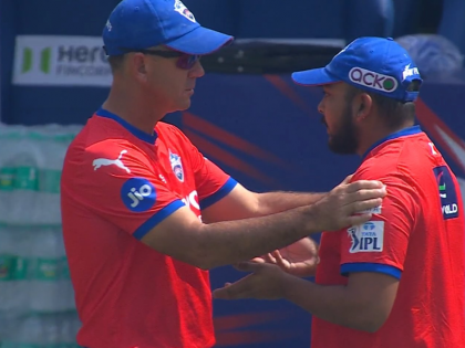 DC vs MI, IPL 2024: Prithvi Shaw's Animated Chat with Coach Ricky Ponting Before Toss Goes Viral | DC vs MI, IPL 2024: Prithvi Shaw's Animated Chat with Coach Ricky Ponting Before Toss Goes Viral