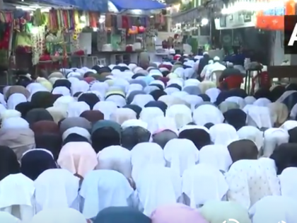 Eid-al-Fitr 2024 Celebrations: Devotees Offer 'Namaz' at Mahim Masjid in Mumbai | Eid-al-Fitr 2024 Celebrations: Devotees Offer 'Namaz' at Mahim Masjid in Mumbai