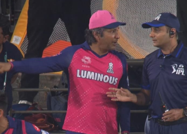 Kumar Sangakkara Argues with Fourth Umpire After Controversial Not-Out Call for Travis Head (Watch Video) | Kumar Sangakkara Argues with Fourth Umpire After Controversial Not-Out Call for Travis Head (Watch Video)