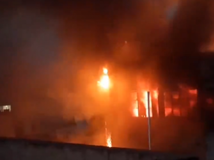 Gujarat Fire: Massive Blaze Engulfs Warehouse in Bhagatalav Area of Bhavnagar (Watch Video) | Gujarat Fire: Massive Blaze Engulfs Warehouse in Bhagatalav Area of Bhavnagar (Watch Video)