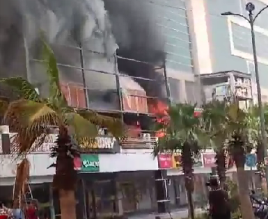 Delhi: Bomb Threat at Dwarka's City Center Mall Turns Out to Be Accidental Fire | Delhi: Bomb Threat at Dwarka's City Center Mall Turns Out to Be Accidental Fire