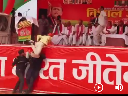 Security Scare at Akhilesh Yadav Rally: Commando Thwarts Intruder's Attempt to Reach SP Chief (Watch Video) | Security Scare at Akhilesh Yadav Rally: Commando Thwarts Intruder's Attempt to Reach SP Chief (Watch Video)