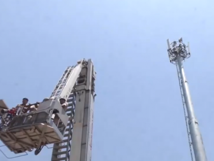 Man Climbs Mobile Tower in Chandigarh, Demands Meeting with Punjab CM Over Land Dispute; Brought Down After 5 Hours (Watch Video) | Man Climbs Mobile Tower in Chandigarh, Demands Meeting with Punjab CM Over Land Dispute; Brought Down After 5 Hours (Watch Video)
