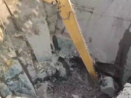 Maharashtra: Two Workers Dead, One Injured as Debris Collapses During Well Digging in Washim (Watch Video) | Maharashtra: Two Workers Dead, One Injured as Debris Collapses During Well Digging in Washim (Watch Video)