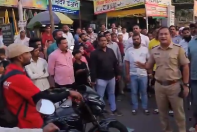 Pune Police Parade Notorious Gangster Tipu Pathan in Crackdown on Land Grab Case (Watch Video) | Pune Police Parade Notorious Gangster Tipu Pathan in Crackdown on Land Grab Case (Watch Video) Pune Police Parade Notorious Gangster Tipu Pathan in Crackdown on Land Grab Case (Watch Video) | Pune Police Parade Notorious Gangster Tipu Pathan in Crackdown on Land Grab Case (Watch Video)