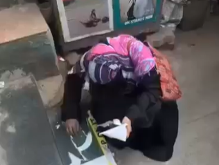 Viral Video: Clash Breaks Out at Vile Parle as Woman Removes Pakistani Flag From Stairs | Viral Video: Clash Breaks Out at Vile Parle as Woman Removes Pakistani Flag From Stairs Viral Video: Clash Breaks Out at Vile Parle as Woman Removes Pakistani Flag From Stairs | Viral Video: Clash Breaks Out at Vile Parle as Woman Removes Pakistani Flag From Stairs