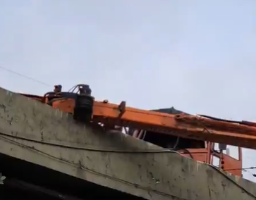 Mumbai Traffic Update: Crane-Truck Collision at Aarey Bridge Causes Major Jam on Western Express Highway | Mumbai Traffic Update: Crane-Truck Collision at Aarey Bridge Causes Major Jam on Western Express Highway Mumbai Traffic Update: Crane-Truck Collision at Aarey Bridge Causes Major Jam on Western Express Highway | Mumbai Traffic Update: Crane-Truck Collision at Aarey Bridge Causes Major Jam on Western Express Highway