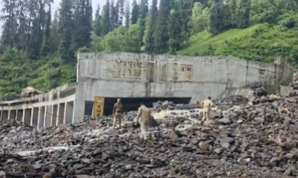 Manali-Leh Highway Shut After Landslide; Traffic Diverted via Rohtang Pass | Manali-Leh Highway Shut After Landslide; Traffic Diverted via Rohtang Pass